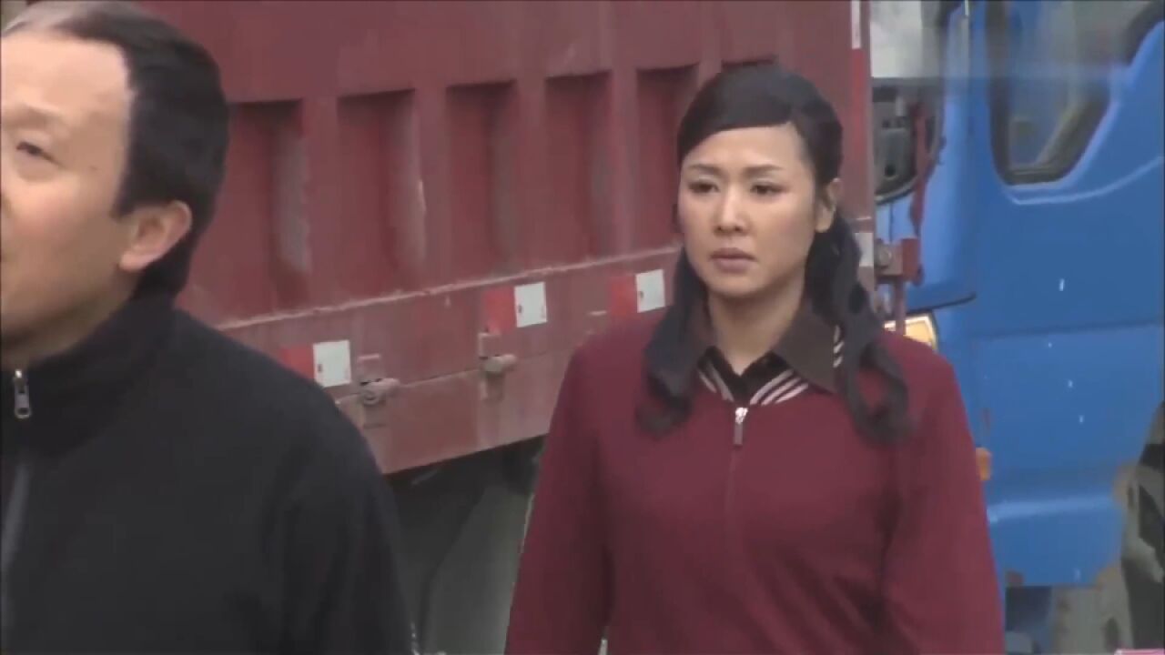 村里的路被碾烂,上级不给钱修,女村长直接设起收费站