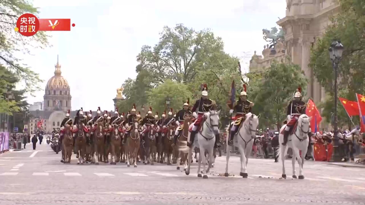 骑兵护卫 习近平乘车前往爱丽舍宫