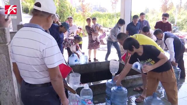 千年古井清冽泉水不绝,日均千人取水,护井志愿者现场清理