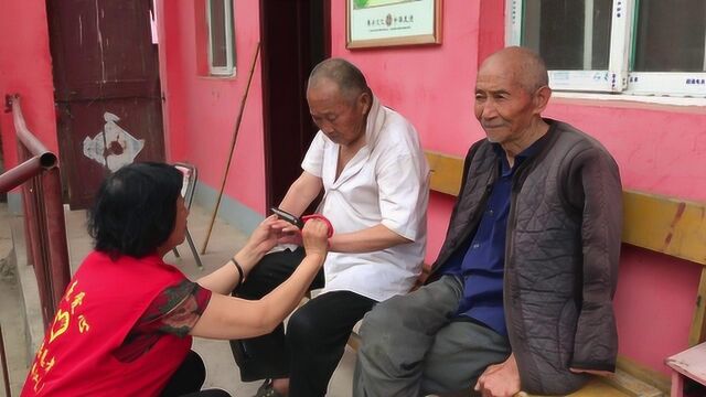 大东和志愿者们去看望孤寡老人,为老人们送去温暖,现场太感人