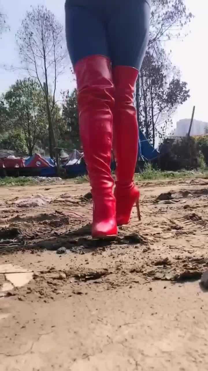 美女穿这么高的高跟鞋走在泥地里真怕她一脚陷下去