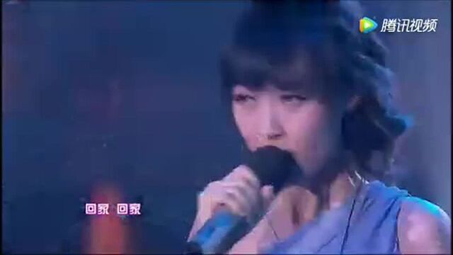 小姑娘演唱一首《回家》送给爸爸妈妈!歌声空灵太好听了!