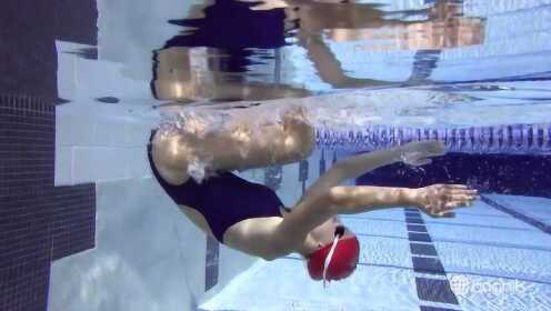 【游泳教学视频】游泳翻滚转身慢动作