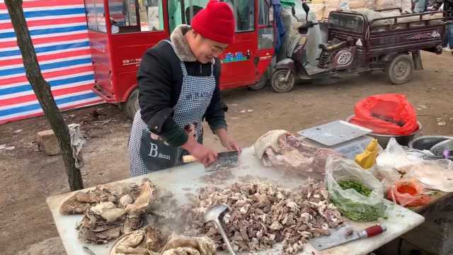 青岛小伙去临沂赶集,土灶地锅牛杂汤10元一大碗,临沂物价便宜!