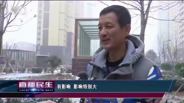 蓝湖郡:电线杆立在小区大门口,严重影响居民进出