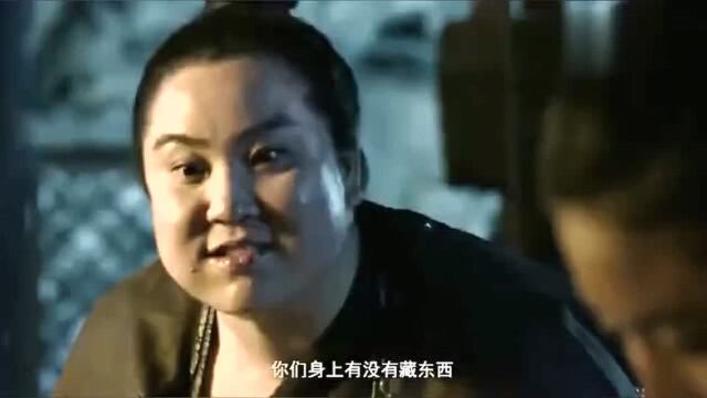 胖鞭手嫉妒女囚的身材和美色,就各种的折磨她们!