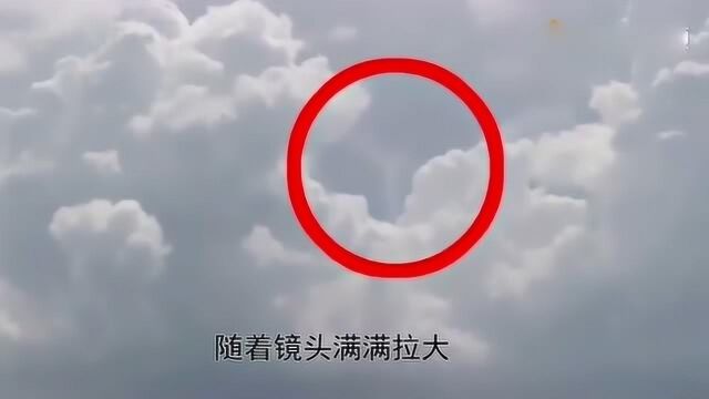 天空中出现的神奇景象,好像有人被挂在天上,网友:太逼真了