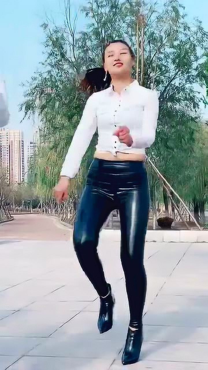 穿着皮裤跳舞迷人好看