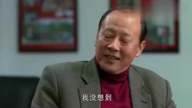 :少妇丝袜美腿太吸晴了,老男人要支开小伙单独跟少妇开会