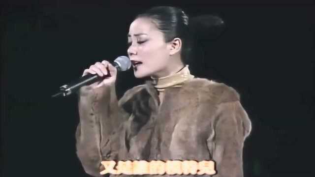 王菲演唱会现场,率性演唱《给自己的情书》,天后登场尽显魅力