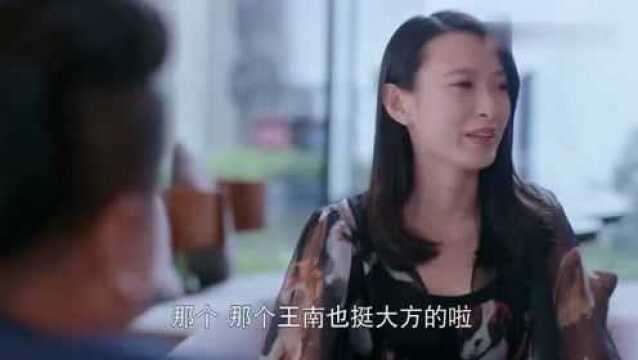 小伙用四十万彩礼向美女表白,不料被富豪男友啪啪打脸,无地自容