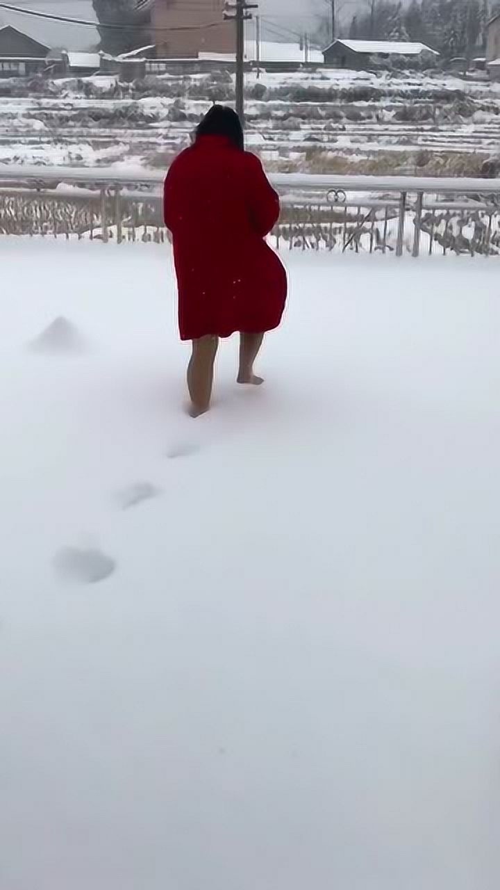 美女是失恋了吗大雪天赤脚在雪地里跑