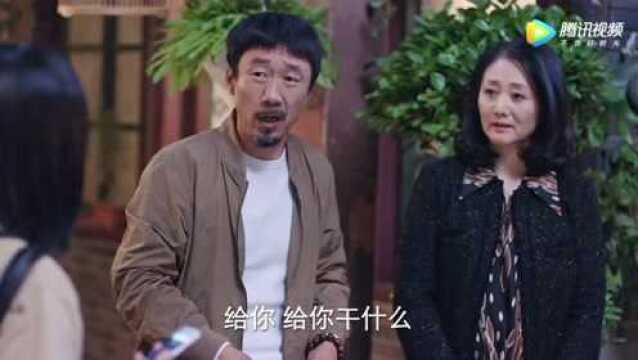 铮铮要求李凤英把货给她摆地摊卖出去,李凤英坚决不答应