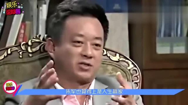 朱军携妻儿回乡省亲,17岁儿子罕见亮相,49岁妻子和朱军似两代人