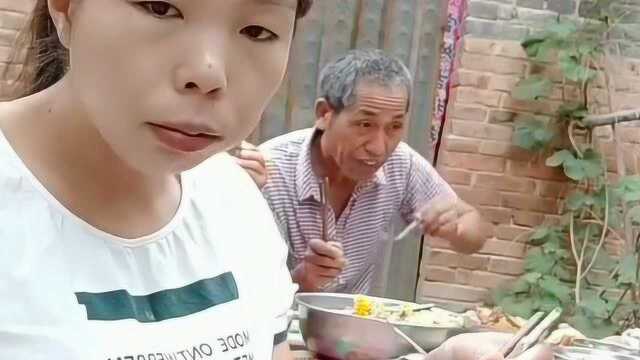 农村吃播小刘开饭啦,简简单单吃一顿,不嫌弃农村人的进