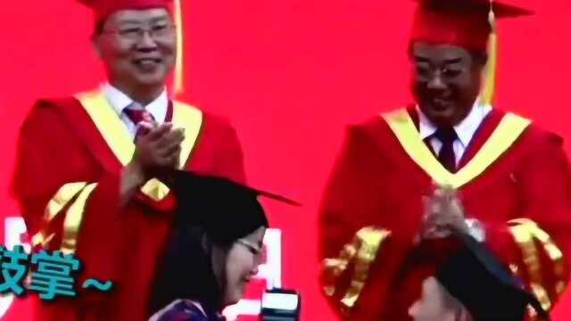 学生在毕业典礼上求婚,校长全程姨母笑,终于能看戏了!