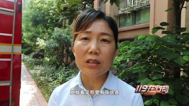 重庆梁平:揪心!11岁女孩欲跳楼轻生 消防半空中施救