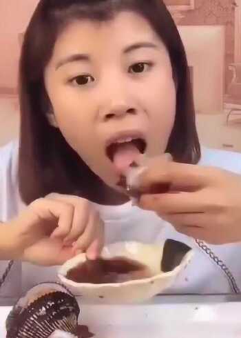 美女吃的这个食物, 真的是太魔性, 没人吃!