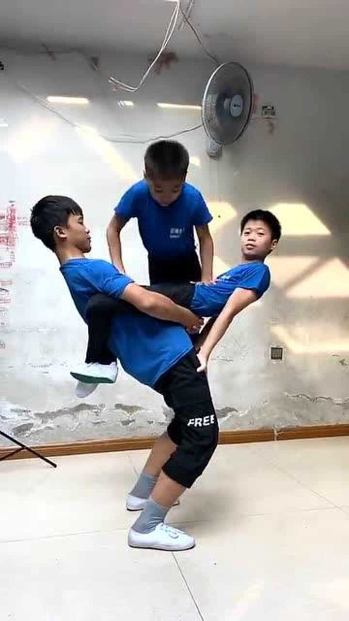 三个小男孩表演杂技,太厉害了佩服佩服