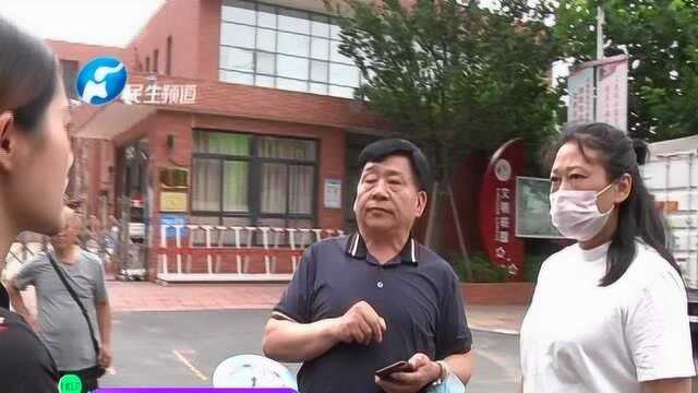 孩子上学先要证明“我是我”?社区书记一句话众人激动鼓掌!