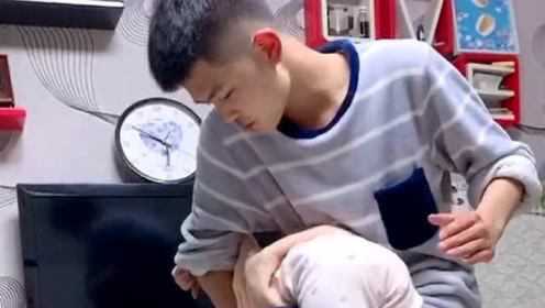 哥哥边观察边打，怕打重不小心惹哭了妹妹，而且还要费精力去哄孩子！