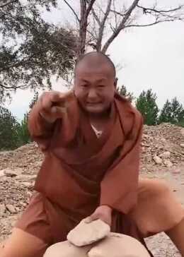 少林老武僧演示“大力金刚指”，这是真功夫，绝非花架子可比