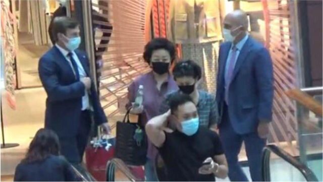 李嘉诚小女友周凯旋露面 两外籍保镖随行保护 身材容貌多年不变