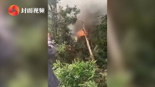 河北承德一公交车被撞后坠入山沟起火 事故致公交车内2人受伤