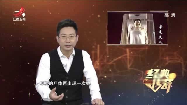 操作人员将木棺横移时,木棺突然倾斜,让人惊出冷汗