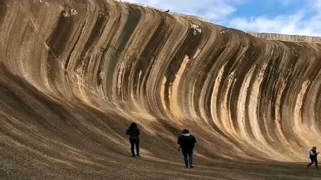 西澳的波浪岩,它被称为“世界第八大奇观”,不得不敬佩大自然的鬼斧神工!