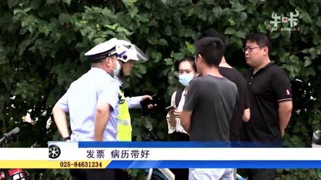 骑车遇上开门下车 撞了!别再让开门杀惹祸端 宏琪对此有提醒!