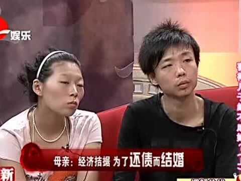 母亲为了还债竟选择假结婚,害的儿子不能申请廉租房,天天和她吵