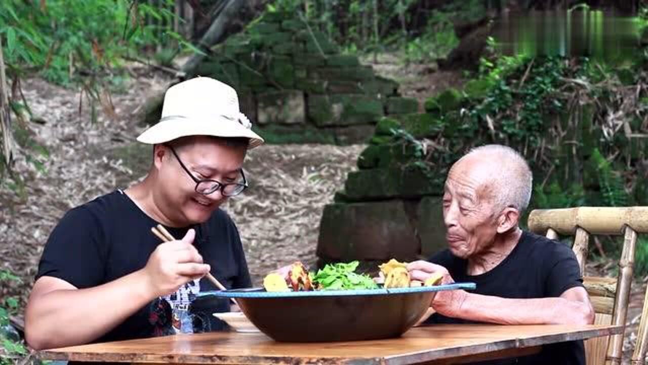 农村小伙发明川味地锅鸡做法鸡肉和主食一起出锅真是色香味俱全