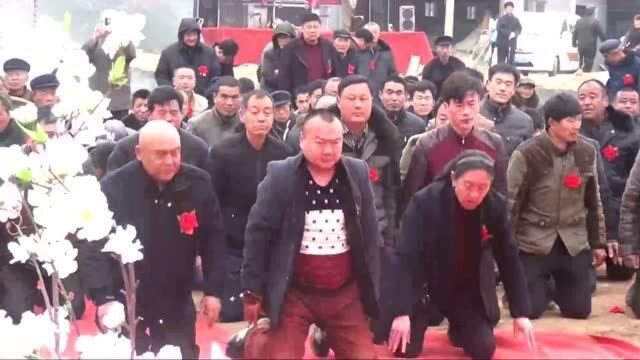 山东一家族祭祖,网红大哥花式108拜,磕出男人英雄气概好精彩