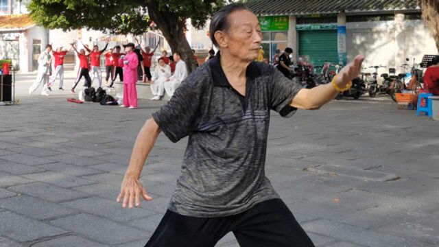 82岁老先生用一套太极拳24式养生,如今看报纸不用眼镜