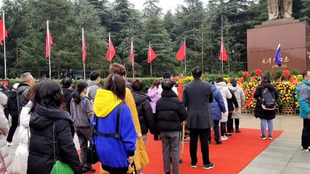 湖南韶山毛主席铜像广场湖北黄冈市民向毛主席敬献花篮仪式