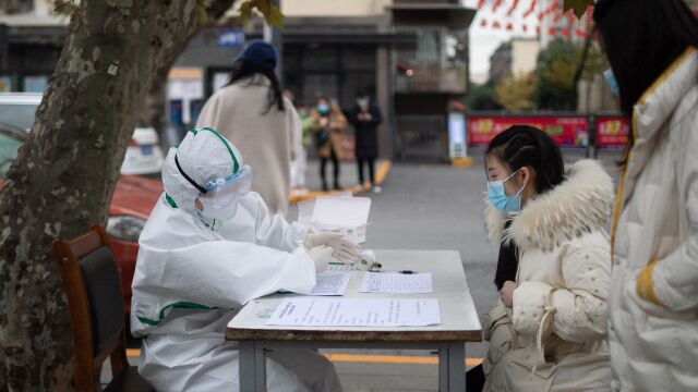 成华区誉美医院核酸检测点 市民:平时就戴口罩 做完检测更放心