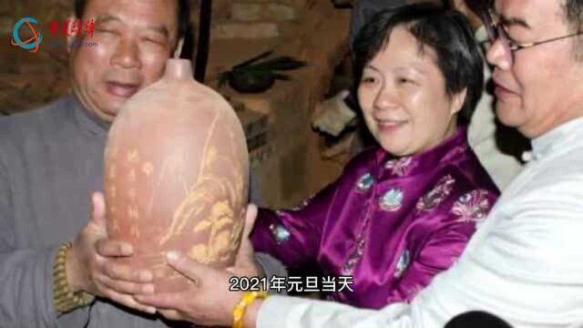 广西“千年古龙窑”开窑迎新 6000多件坭兴陶出窑