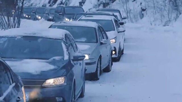 父母为接儿子回家过年,在零下三十度路面铲雪,太感人了!