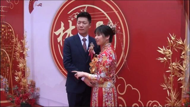 广东一对新人结婚,正在跪拜祖宗,婚礼现场布置好喜庆,豪华