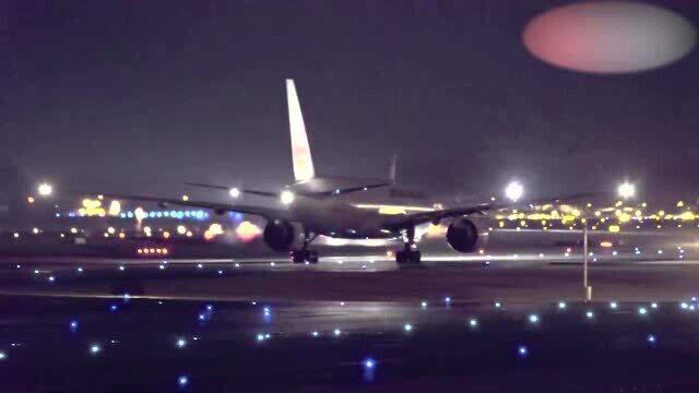 埃及航空波音777300ER SUGDL夜间降落在成田机场!