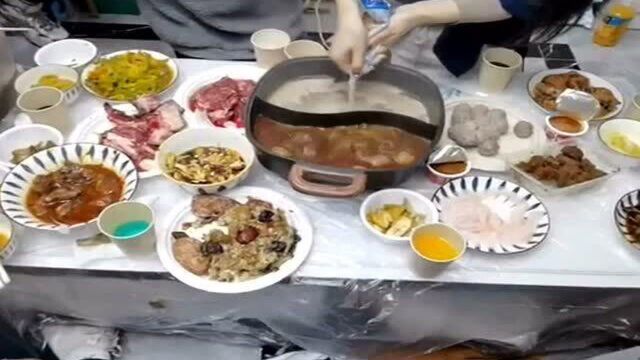 大学生办宿舍版满汉全席,年夜饭有个同学做了道蒸双臭,大伙表示想打她!