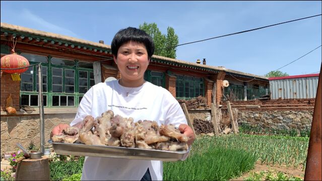 风和日丽,春暖花开,农家院里香飘四溢,让人垂涎欲滴