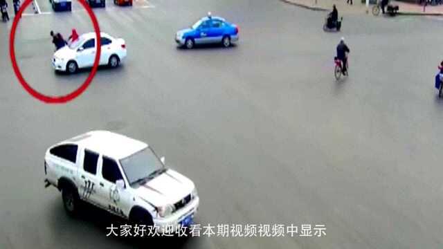 摩托车被撞,先不看是谁的责任就看摩托车,就够可怕的!