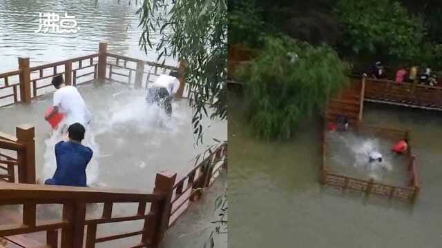 暴雨过后校内水位暴涨 学生在水里打水仗 网友:怀念自己的青春