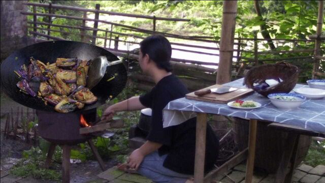 80后女子独居山里自耕自种,摘几片野紫苏煎茄子,这味道简直绝了