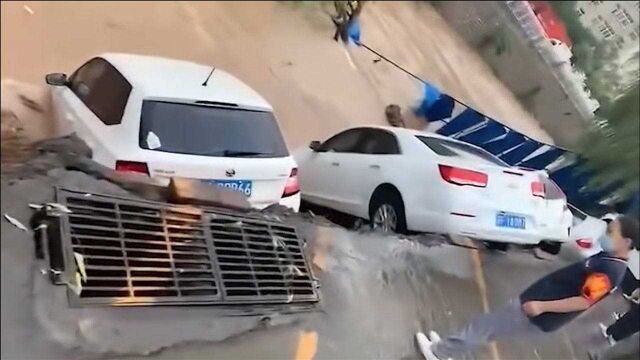 济南大雨多台小车险坠河 目击者:疑似发生塌陷