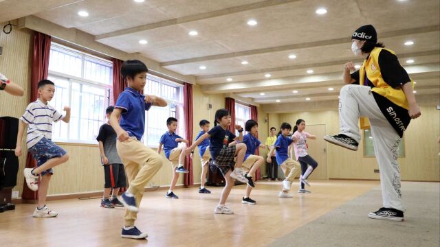 广州暑期校内托管首日,家长趴在墙外缝隙“偷看”孩子