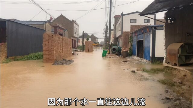 河南又遇强降雨,一会儿把街道变成“河”,这雨下得真不小啊!