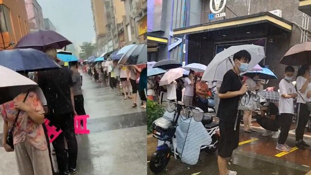 莆田启动全市核酸检测 市民带小凳雨中有序排队:挺平和的,不紧张